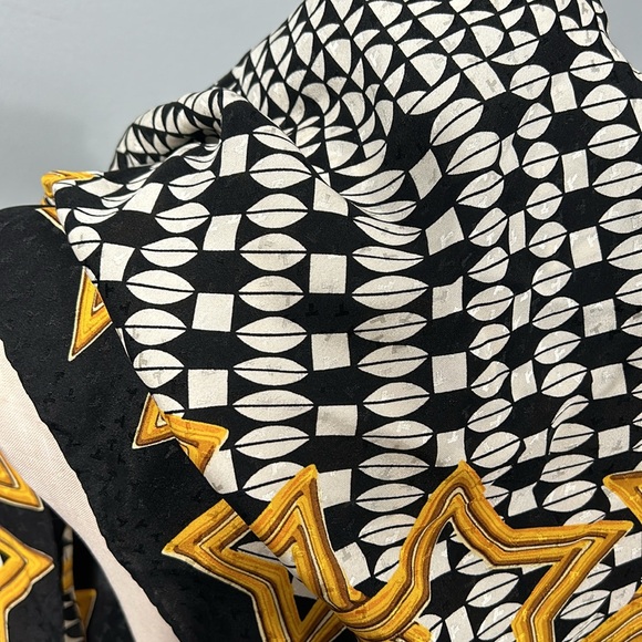 ❌Tiffany & Co. Silk Black, white and gold Star chain hand rolled square scarf - Picture 13 of 14